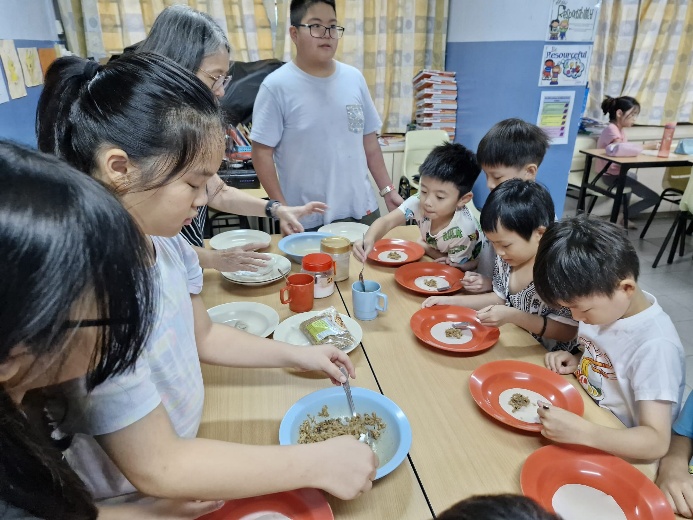 A group of children eating at a table

Description automatically generated