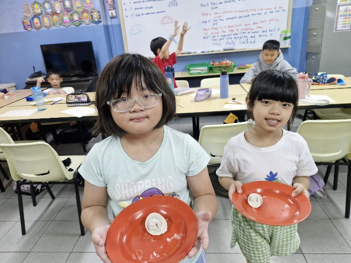 A group of children holding plates

Description automatically generated