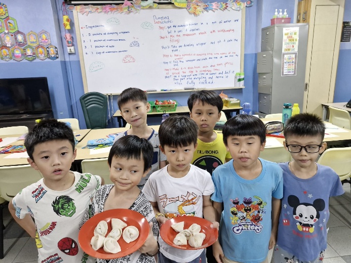 A group of children holding plates of food

Description automatically generated