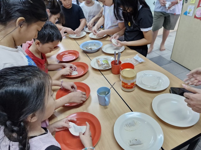 A group of children sitting at a table

Description automatically generated