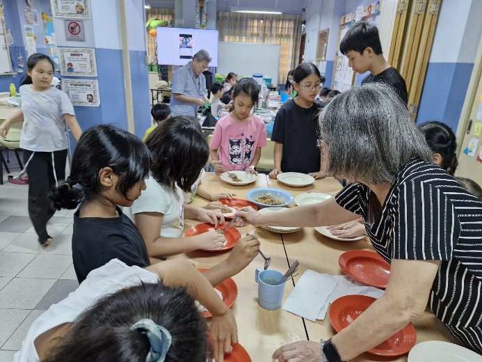 A group of people eating at a table

Description automatically generated